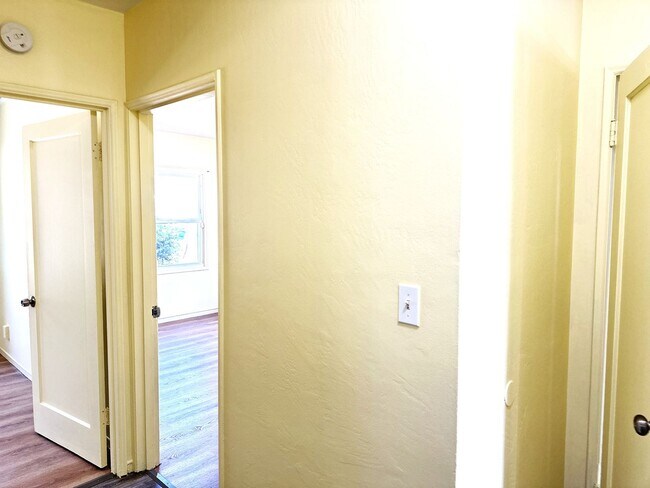 Building Photo - 2 BED/1 BATH/Home For RENT! Cozy, and Char...