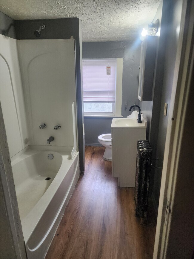 Building Photo - 1330 W 89th St