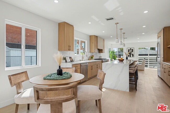 Building Photo - 2831 Overland Ave