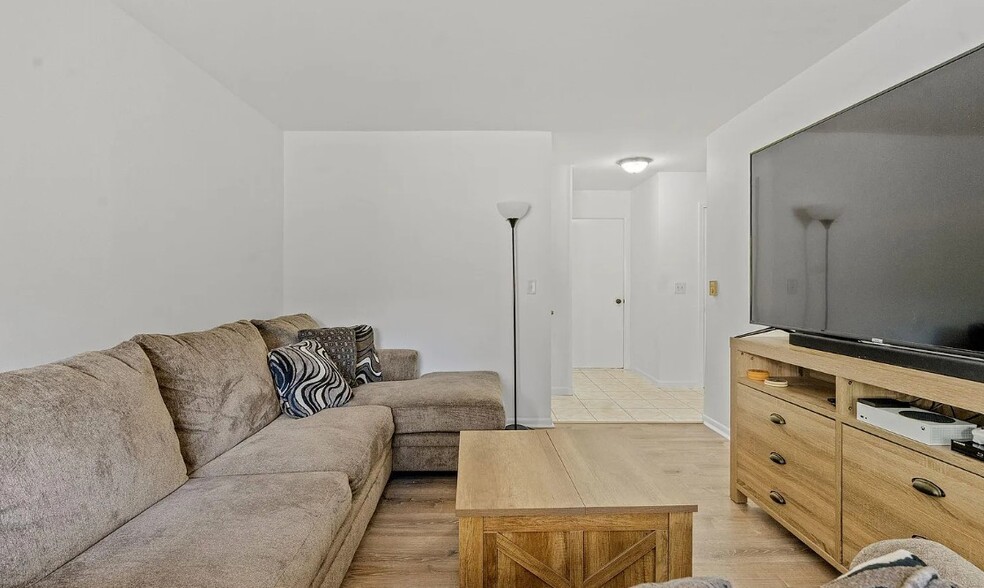 Building Photo - 6 Heartwood Ct