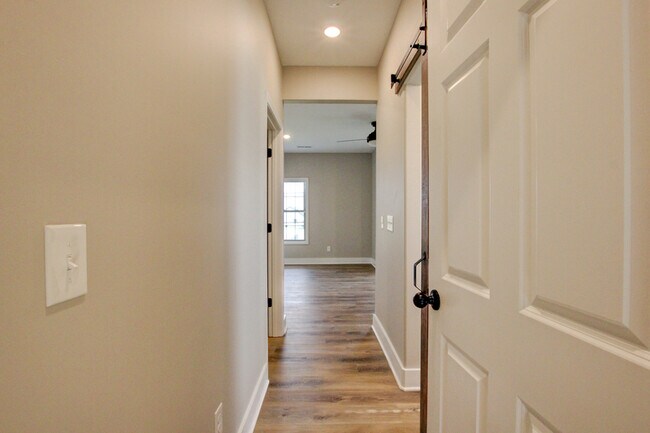 Building Photo - 102 Riverbend Dr
