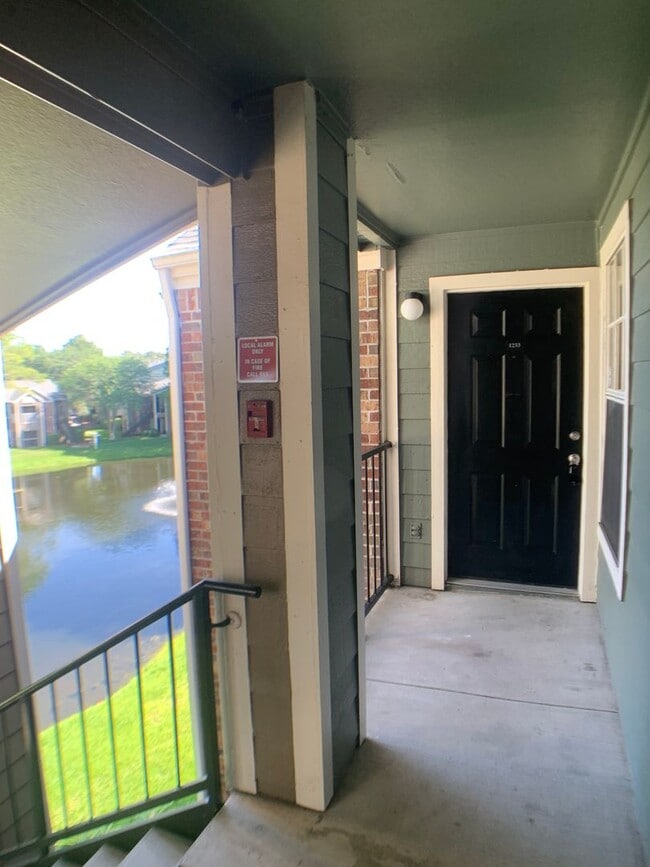 Building Photo - Beautiful 2/2 in an amazing secure communi...
