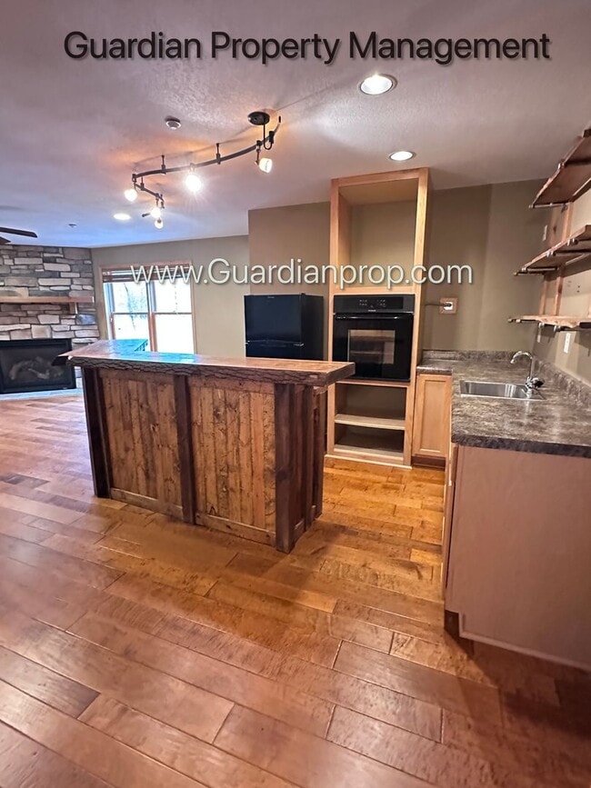 Building Photo - Minnetonka Home, 3 Car Garage, Large Primary, Updated Kitchen, Patio