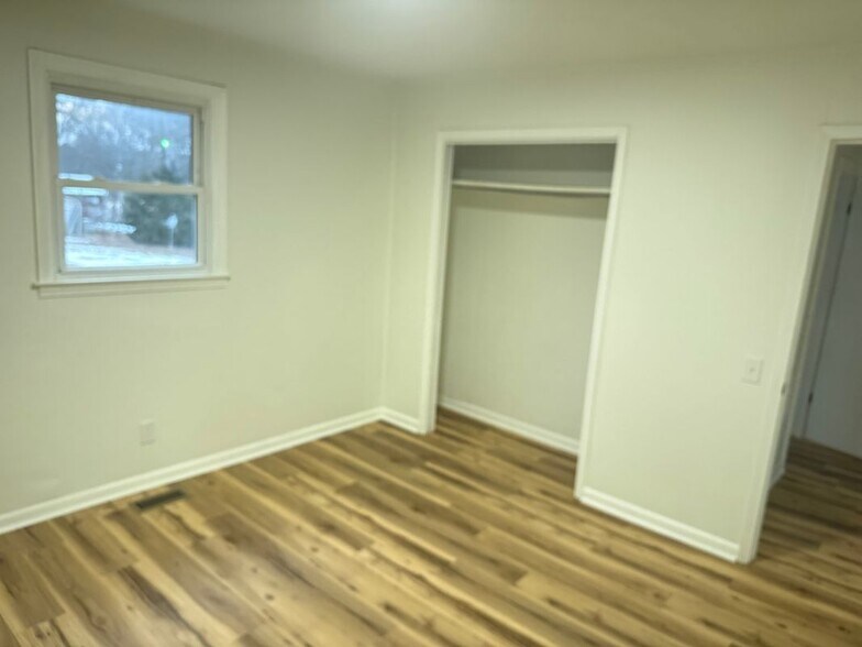 Building Photo - 261 oak circle