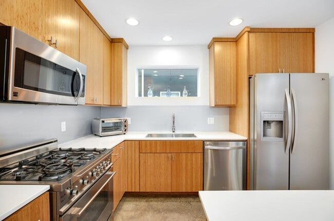 Building Photo - Stunning Modern 3 Bed / 2.5 Bath Townhome in Beautiful Maple Leaf Neighborhood