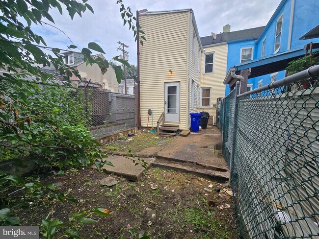 Building Photo - 330 Moss St