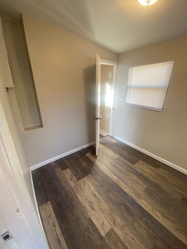 Building Photo - Charming & Newly Renovated Two Bedroom Hom...