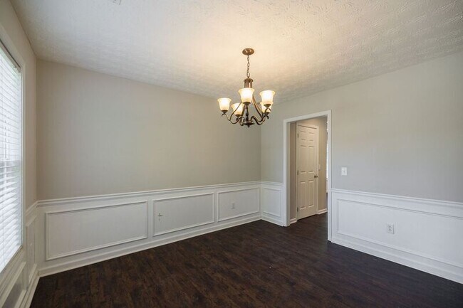 Building Photo - 453 Reba Ct
