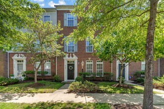 Building Photo - Beautiful 3-level 3 BR 2.5BA Townhome in P...