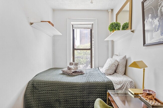 Building Photo - 542 E 14th St