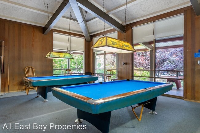 Building Photo - 1 br, 1 bath House - 7 Commodore Dr. #363