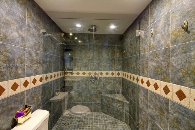 Building Photo - 115 Lake Emerald Dr