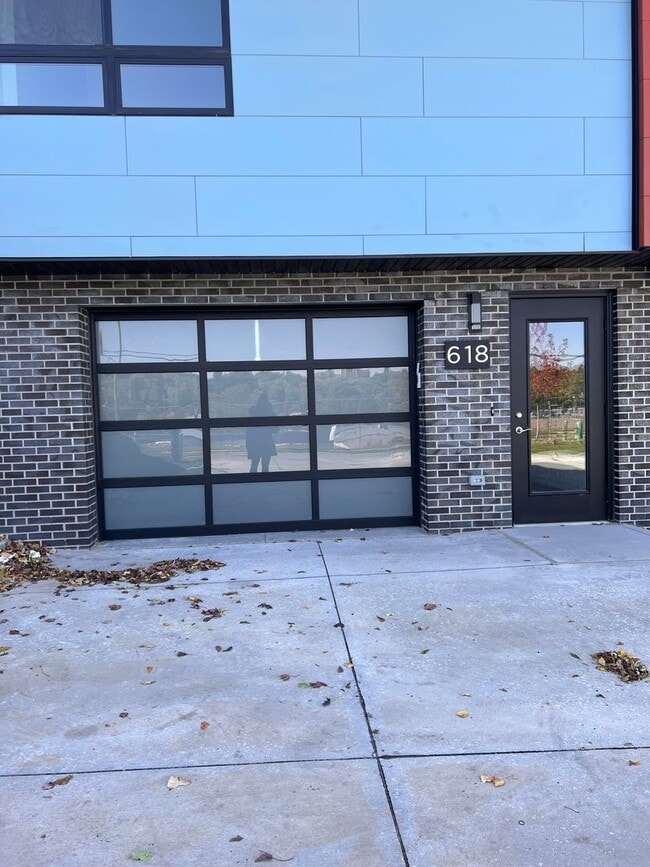 Building Photo - Luxury Living In Midtown near UNMC - 2bed 3bath + Garage