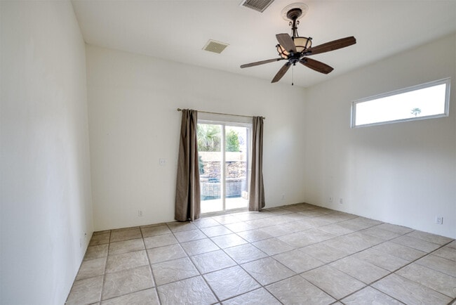Building Photo - 53740 Avenida Navarro