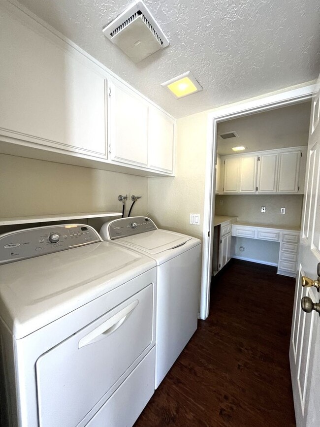 Building Photo - Spacious End Unit Home with 2 Master Suite...