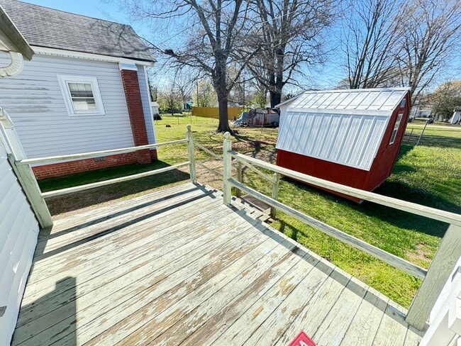 Building Photo - Large 2 bed 1 bath home located blocks fro...