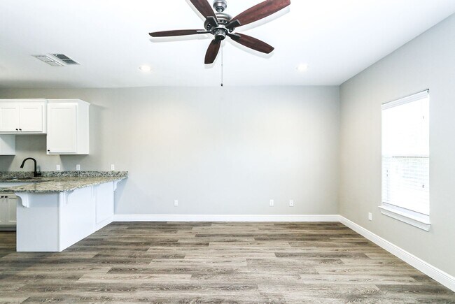 Building Photo - 3 Bed/ 3Bath townhome with Roof top Deck!