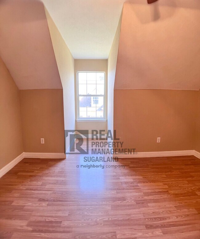 Building Photo - 5012 Higgins St