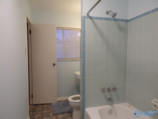 Building Photo - 2107 Fernbrook Dr NE
