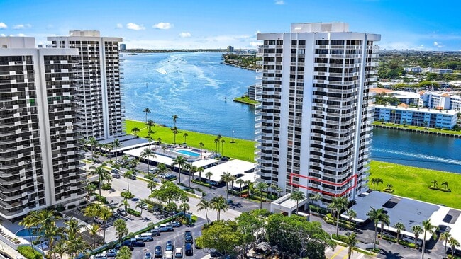 Building Photo - 123 Lakeshore Dr