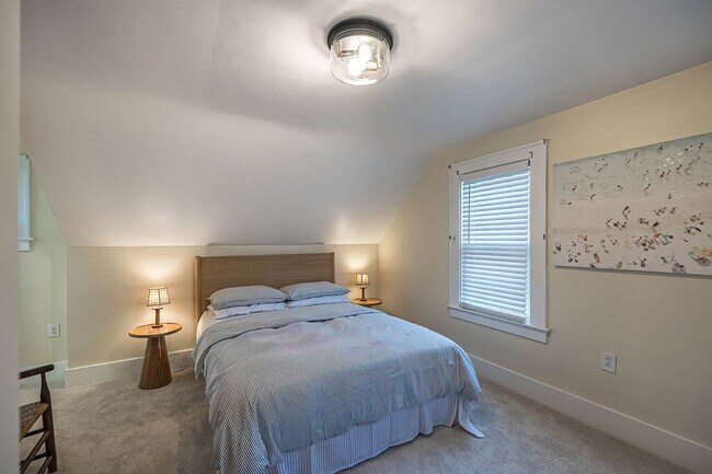 Building Photo - Quaint 4 bedroom Erie Home with Central Air & Garage Parking (Month to Month available)