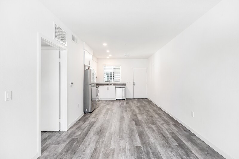 Building Photo - 1249 W 39th Pl