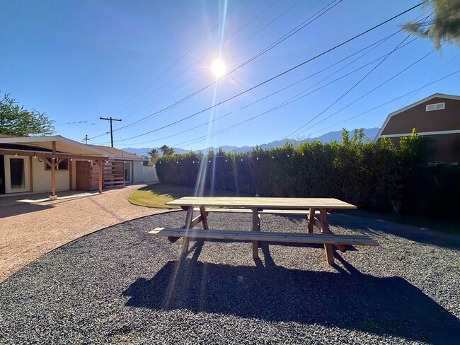 Building Photo - AVAILABLE NOW!! 2 Bedroom 1 Bathroom House in Cathedral City!