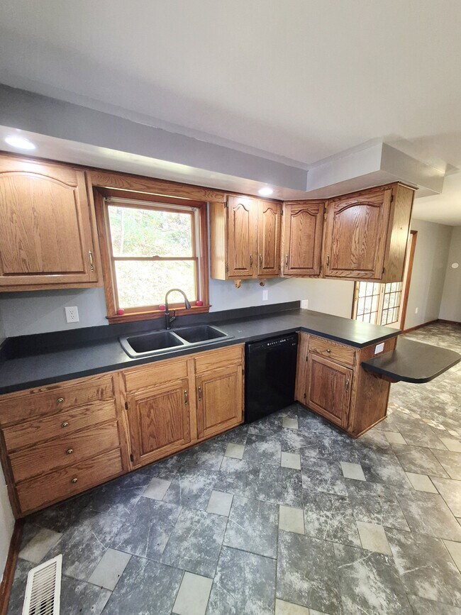 Building Photo - 976 Snow Mountain Rd