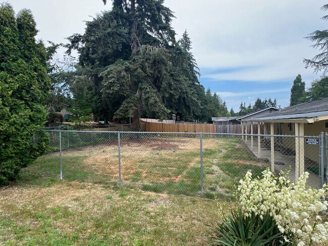 Building Photo - Recently Renovated Spacious Rambler with M...