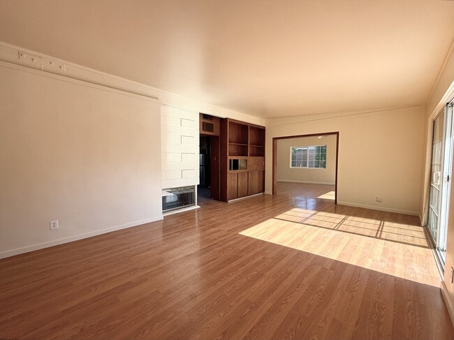 Building Photo - 13949 Oval Dr