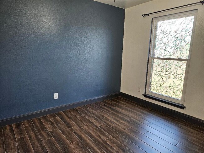 Building Photo - 214 Maple Ln
