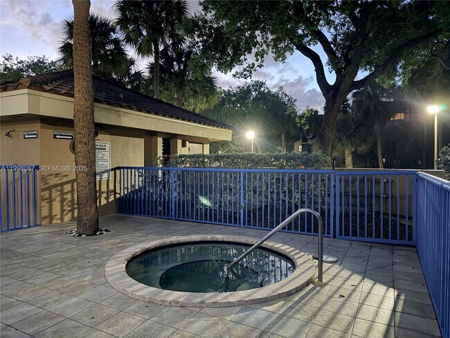 Building Photo - 15405 N Miami Lakeway