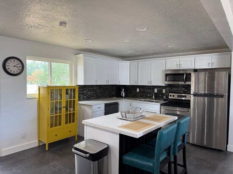 Building Photo - 883 E Sego Lily Dr