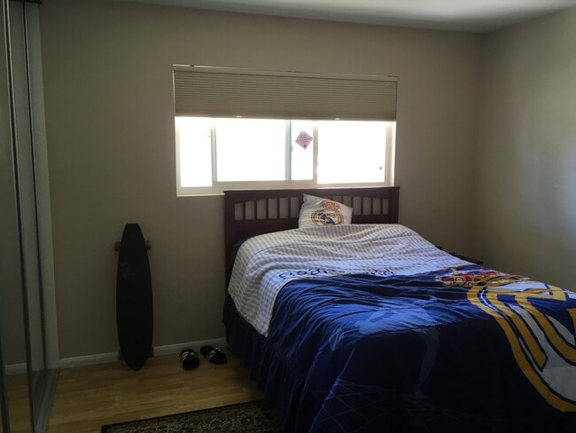 Building Photo - 3 Bedroom Condo - End Unit For Lease