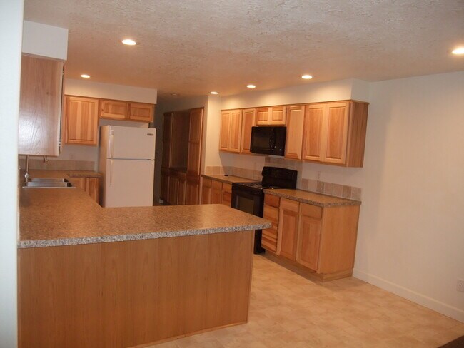 Building Photo - Very Nice Clean Updated Home in Lebanon