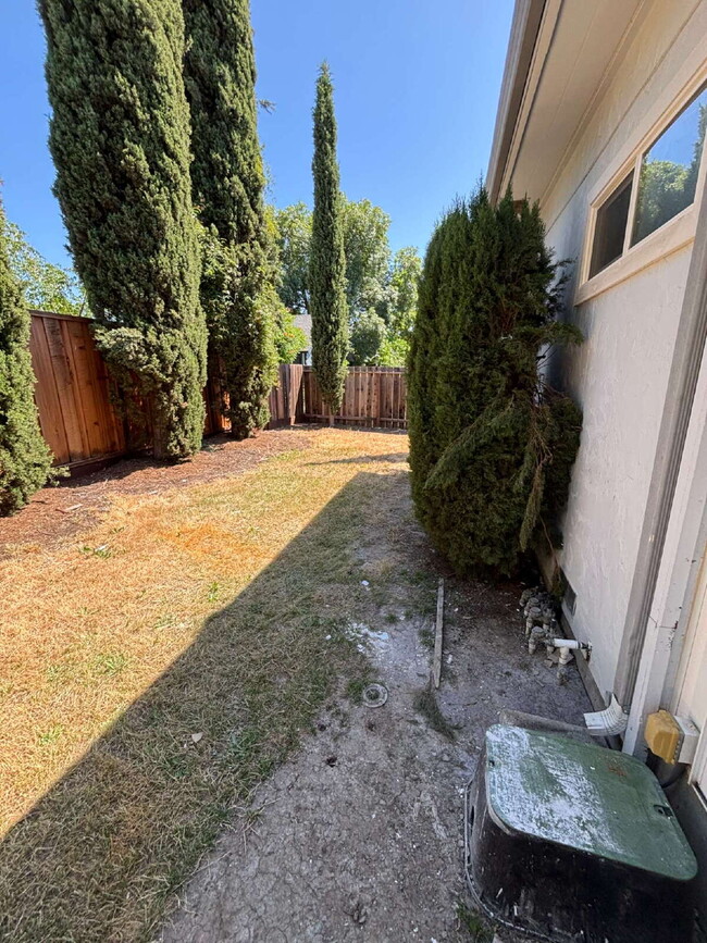Building Photo - "Stunning Newly Remodeled 3-Bed Oasis with...