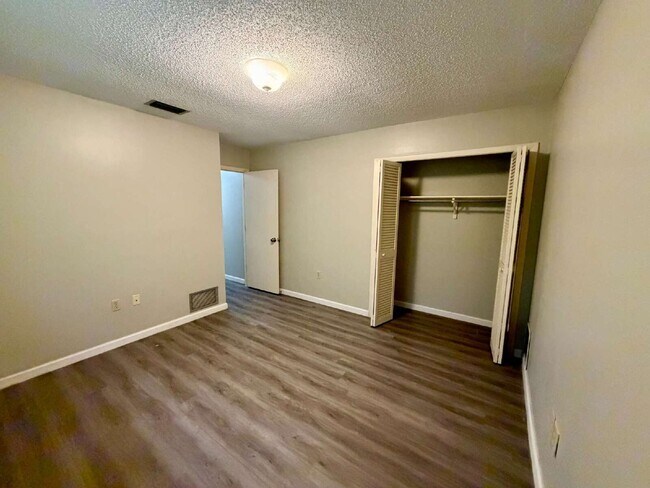 Building Photo - 423 Whispering Oaks Ct