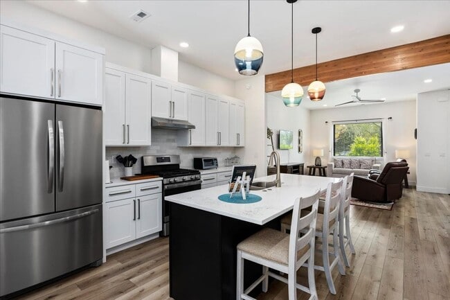 Building Photo - Downtown Townhouse