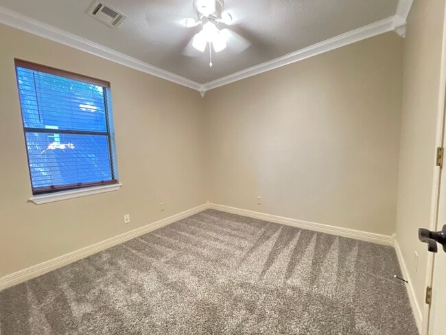 Building Photo - Charming 3-Bedroom with Fenced Yard & Cove...