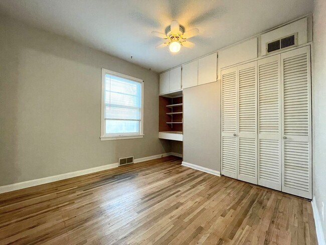 Building Photo - 1019 College Ln