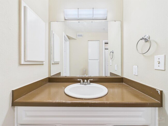 Building Photo - 501 W 26th St