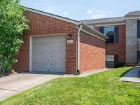 Building Photo - Townhome With Garage!