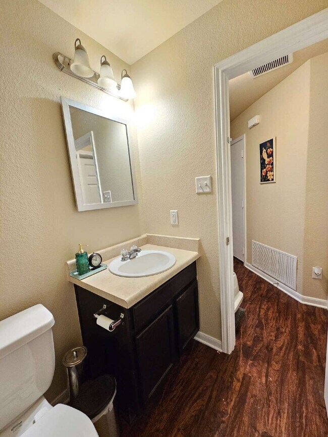 Building Photo - Charming 3-Bed Oasis in Lockhart with Styl...