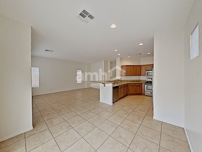 Building Photo - 1025 Maple Pines Ave