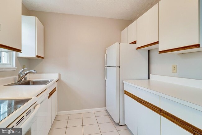 Building Photo - 1708 W Abingdon Dr