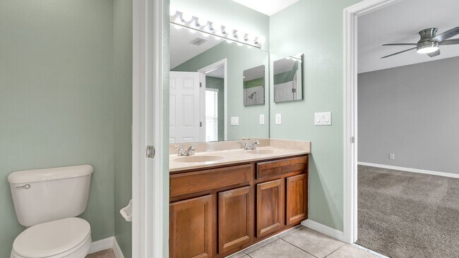Building Photo - Gorgeous 3br/2.5ba/2 car garage Home in Ve...