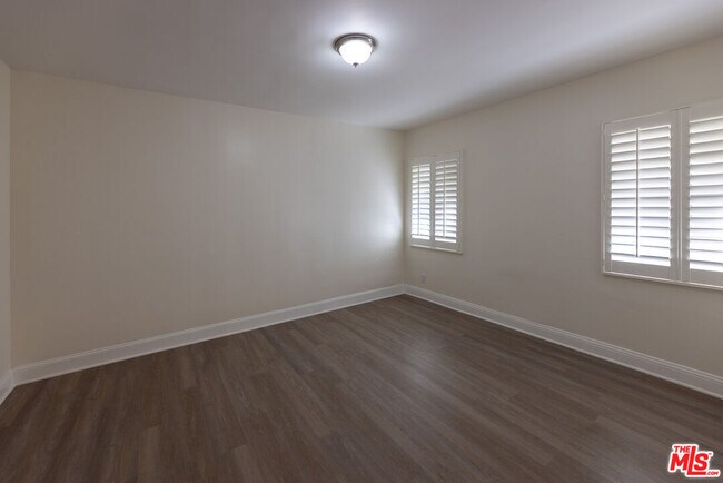 Building Photo - 4360 Kraft Ave