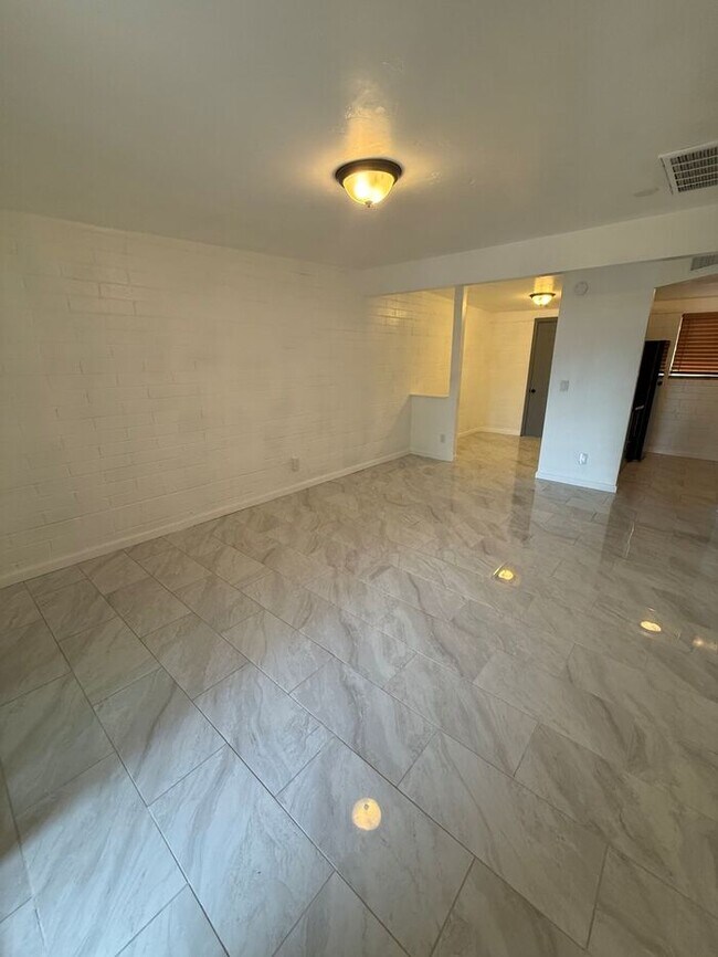 Building Photo - Townhome For Rent