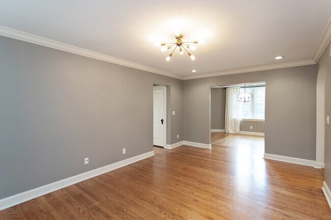 Building Photo - 1601 Spring Dr