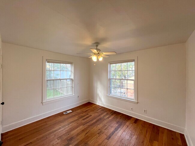 Building Photo - 326 N Summit St